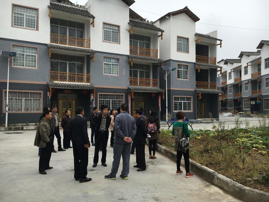 在秀山县官庄镇考察高山生态扶贫搬迁点